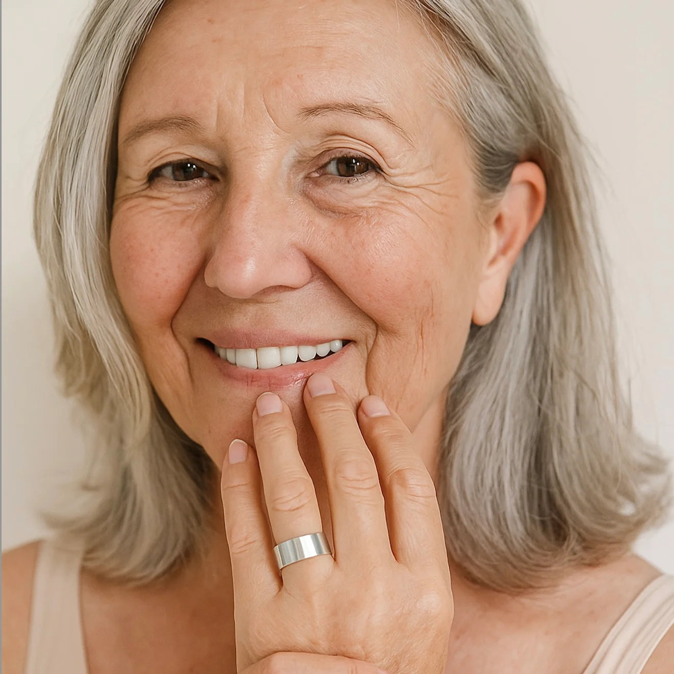 Femme souriante avec la bague