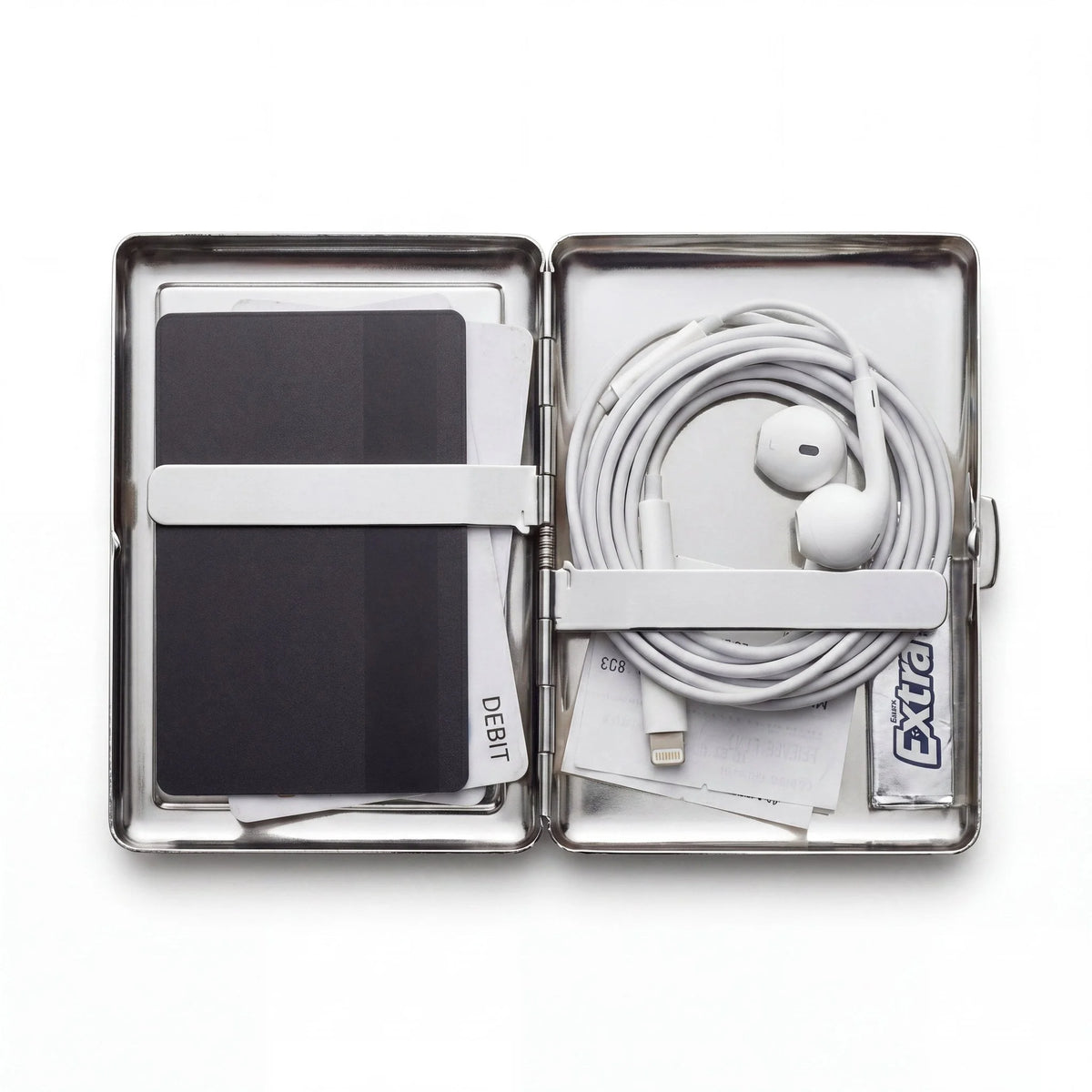 Porte-cartes en métal ArtCase ouvert, avec les essentiels à l'intérieur