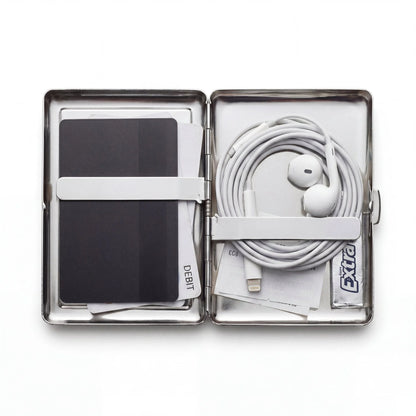 Porte-cartes en métal ArtCase ouvert, avec les essentiels à l'intérieur