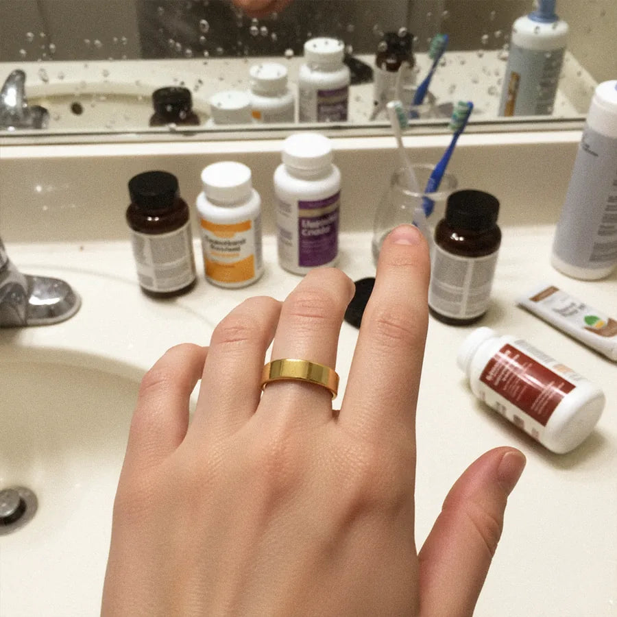 Femme portant la bague AuraRing©