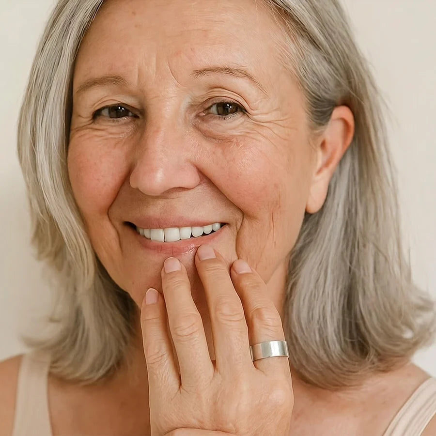 Femme souriante portant la bague AuraRing©