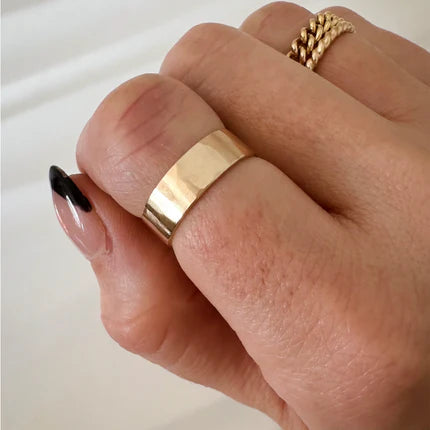 Bague AuraRing© portée au doigt