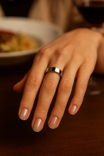 Femme avec la bague