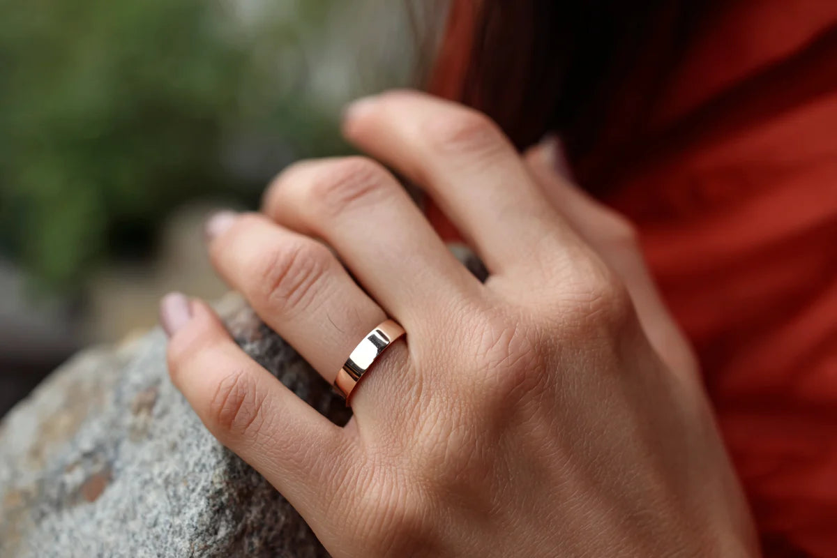 Femme portant la bague AuraRing©