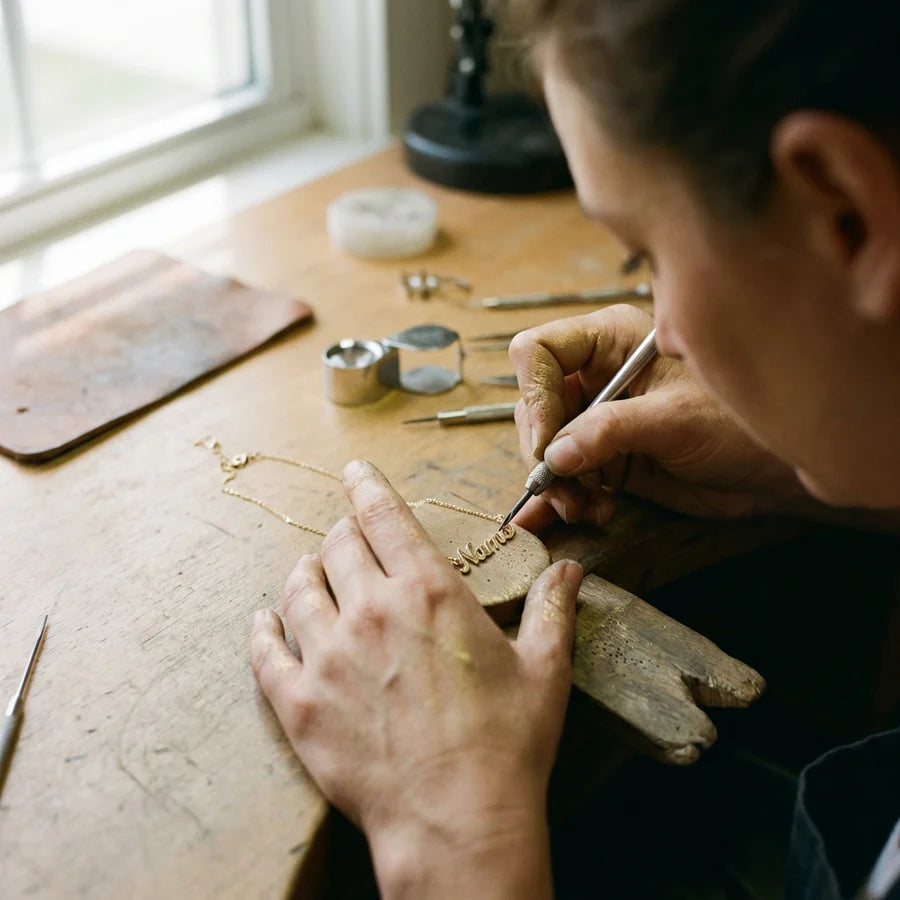 Artisan joaillier gravant un bijou à la main